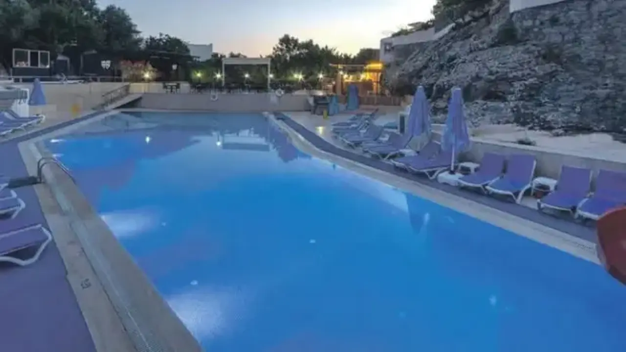 Otel havuzunda kimyasak panik! 10’u çocuk 13 kişi hastaneye kaldırıldı