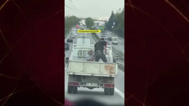Otobandan akılalmaz görüntüler: Hareket halindeki kamyonet kasasında yumruklu kavga!