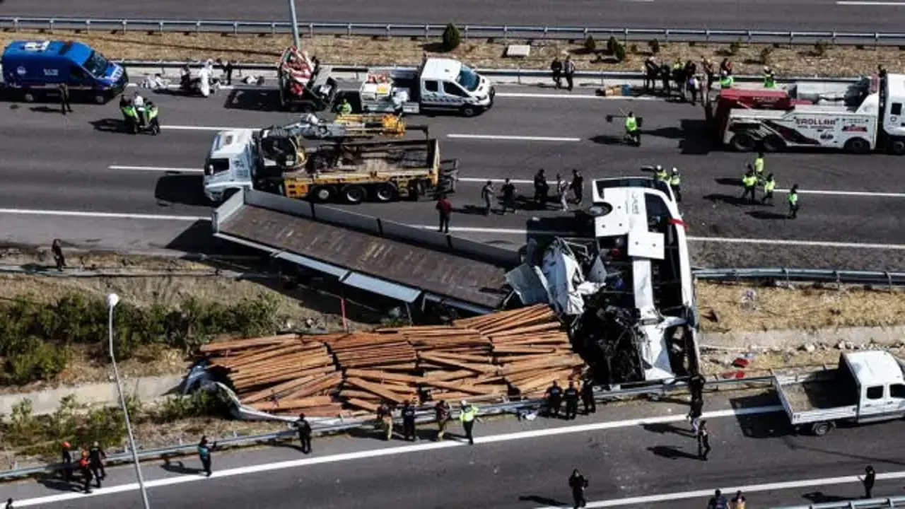 Otobüs kazasında can kaybı 12'ye yükseldi