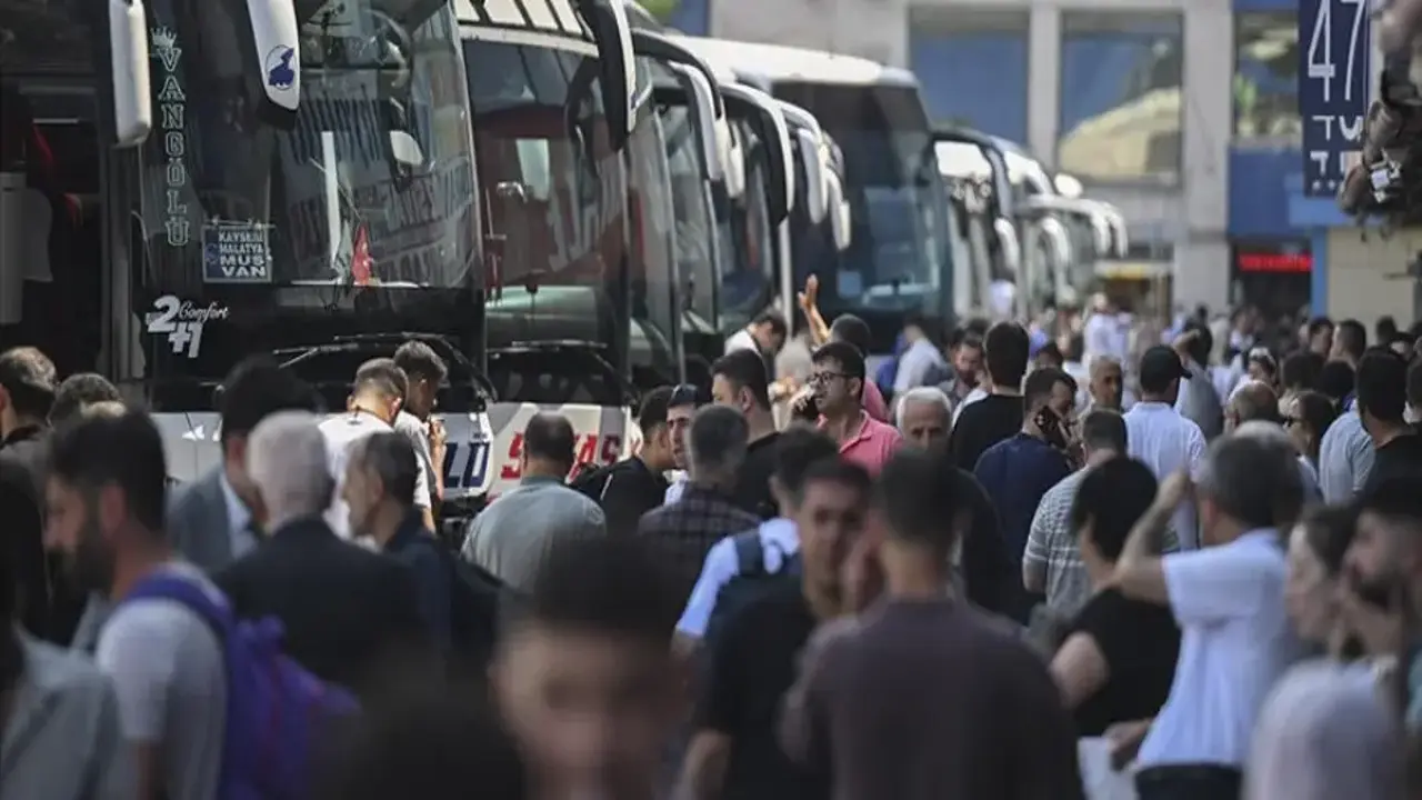 Otobüslerde koltuklar doldu, ek seferler devrede: Bayramda bilet fiyatlarına %25 zam!