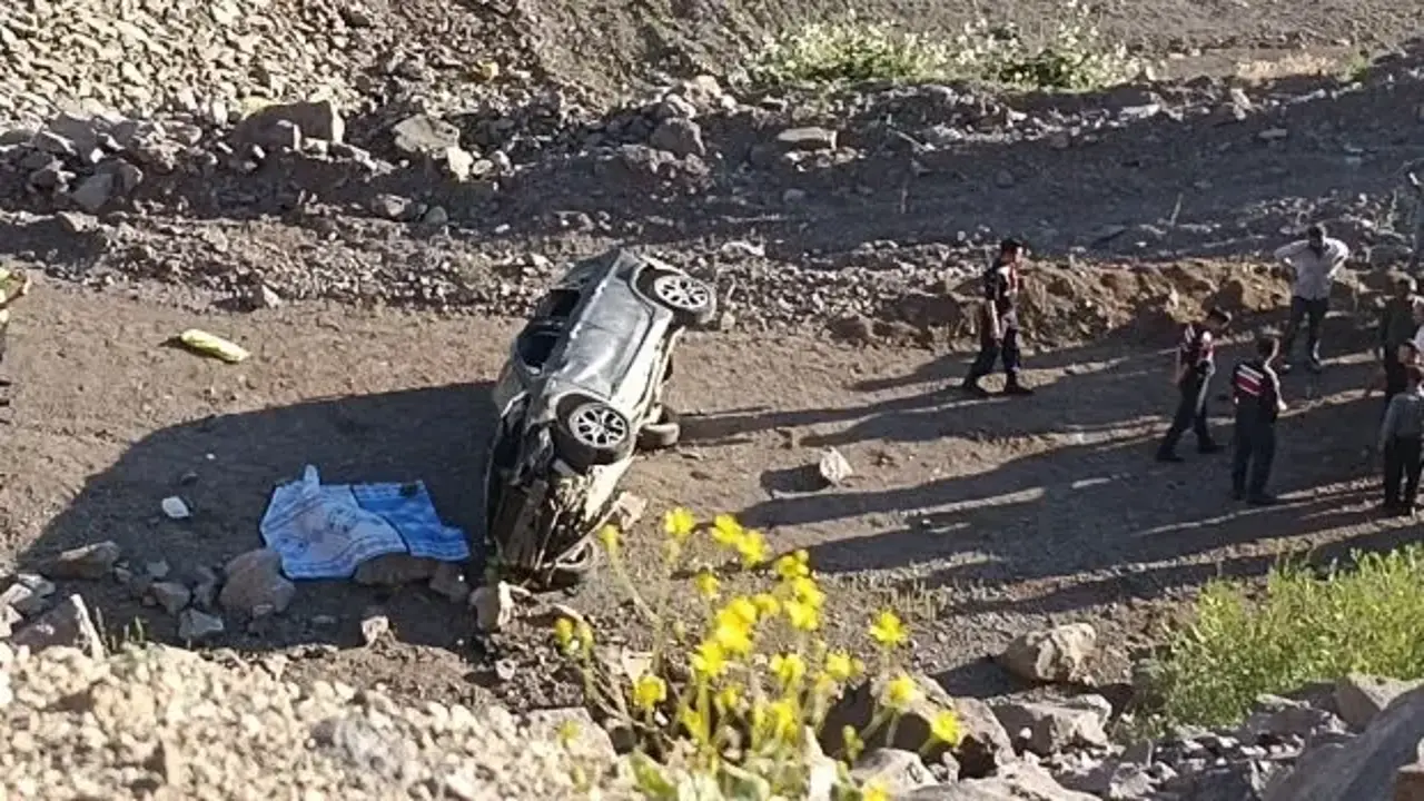 Otomobil dere yatağına devrildi: 3 kişi hayatını kaybetti