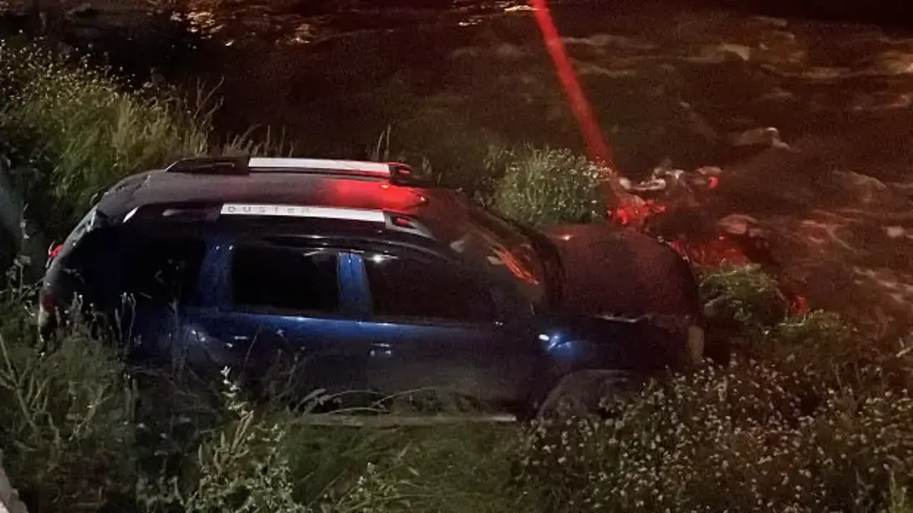 Otomobil dereye uçtu, sürücü aracı bırakıp gitti