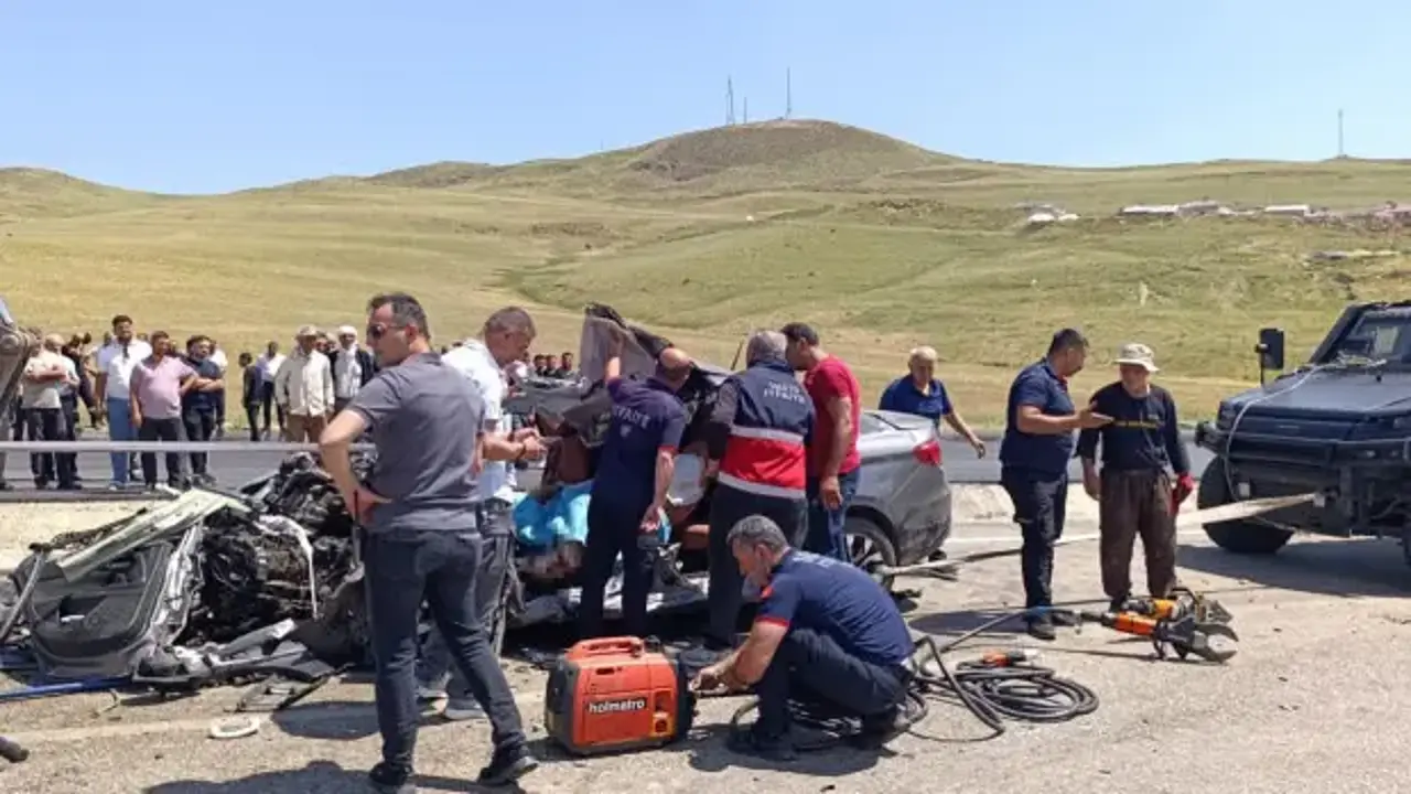 Otomobil kağıt gibi ezildi: 2 ölü, 1 yaralı!