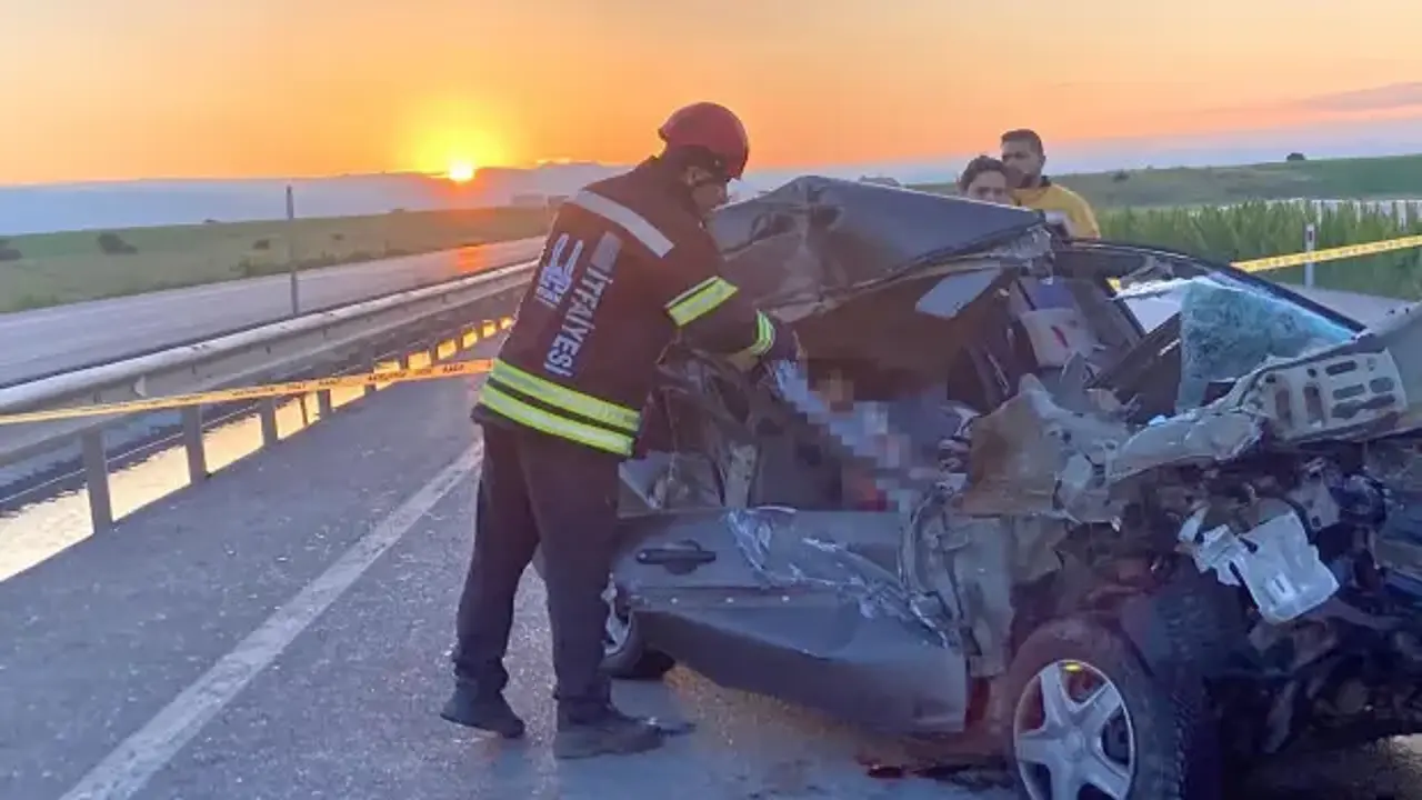 Otomobil, kiraz yüklü kamyonete çarptı: Ölü ve yaralılar var