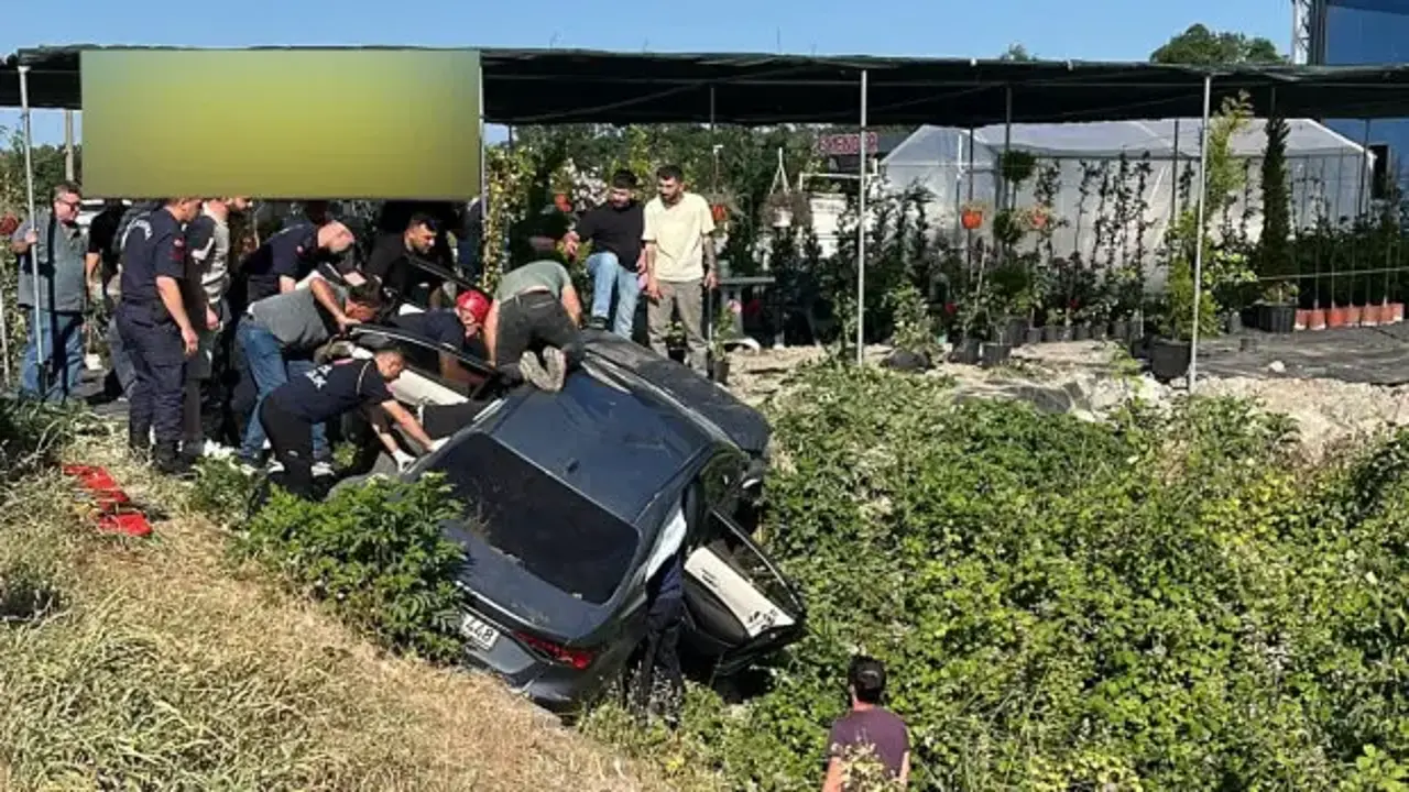 Otomobil su kanalına devrildi! Anne ve kızından acı haber!
