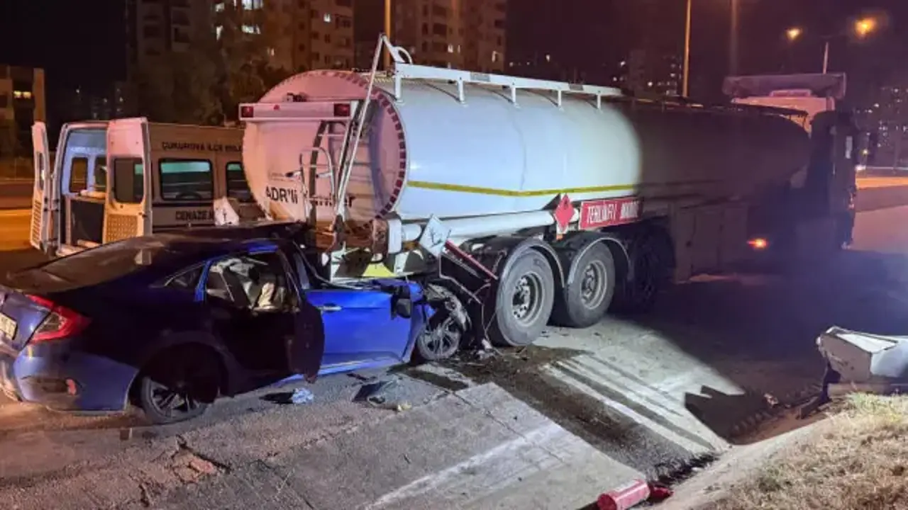 Otomobil tıra çarptı: Baba öldü, 2 çocuğu yaralandı