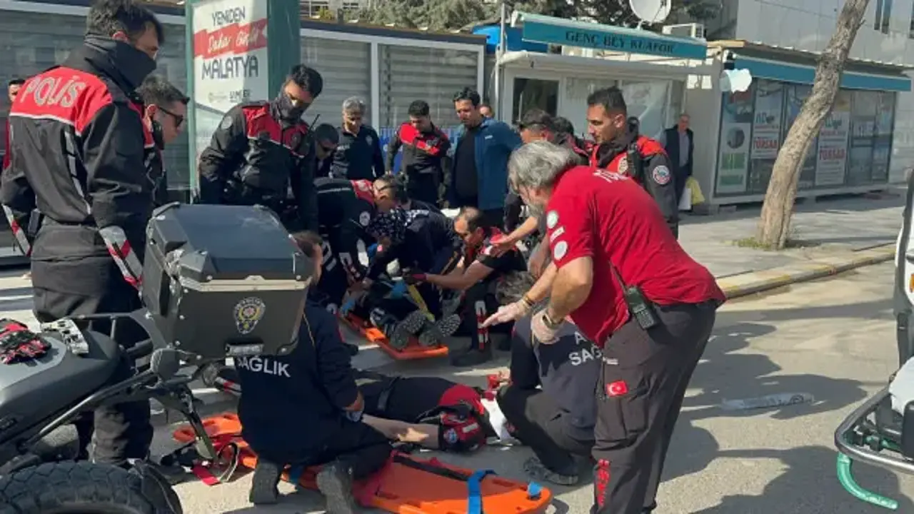 Otomobil yunus polislerin motosikletiyle çarpıştı: 2 polis yaralı!