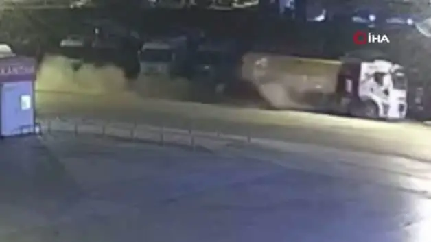 Otomobilin kamyona çarptığı feci kaza kamerada: 3 ölü