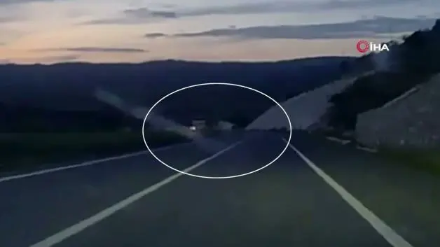 Otomobilin taklalar attığı an kameraya yansıdı