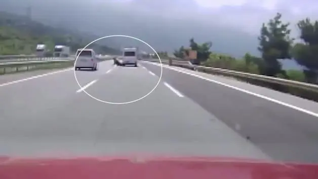 Otoyolda kamyonetin angusa çarptığı kaza kamerada