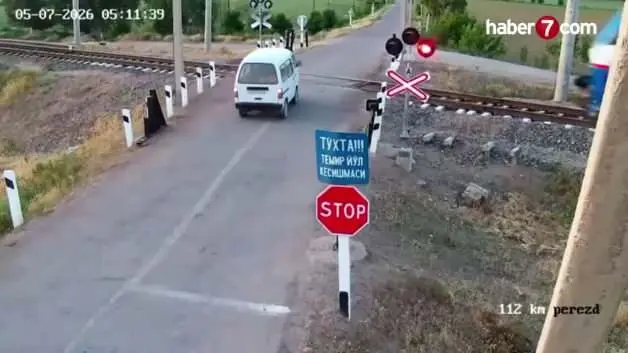 Özbekistan'da ihlal can aldı: Yük treni kırmızı ışıkta geçen araca çarptı