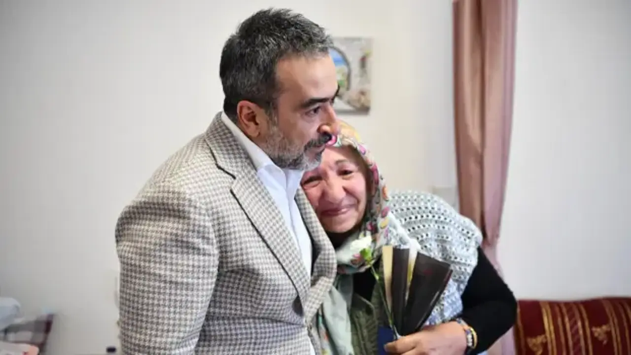 Özcan'dan yaşlılara anlamlı ziyaret: Büyüklerimiz baş tacımız