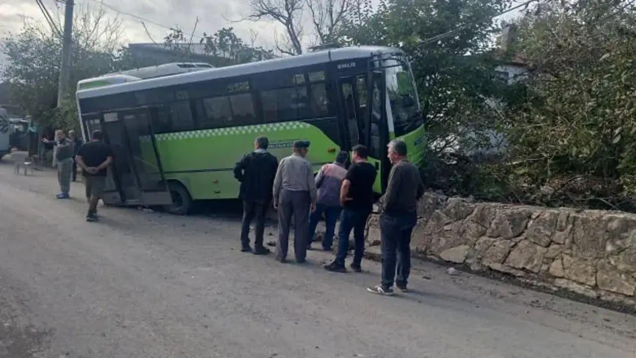 Özel halk otobüsü duvara çarptı: 10 yaralı