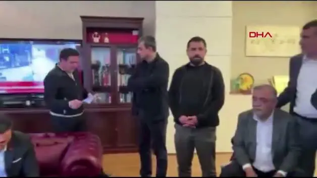 Özgür Özel kendisine gelen tebligatı yırttı!
