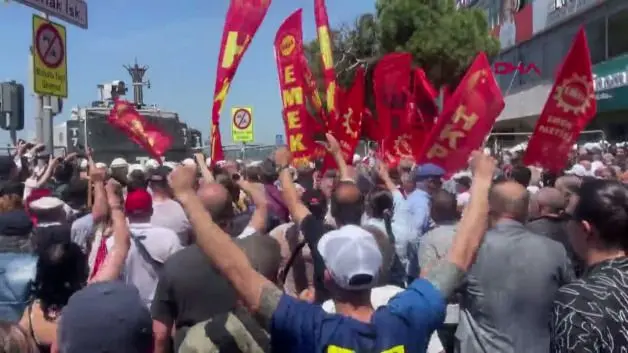 Özgür Özel, Valilik kararını tanımadı: İzmir mitingi öncesinde arbede yaşandı