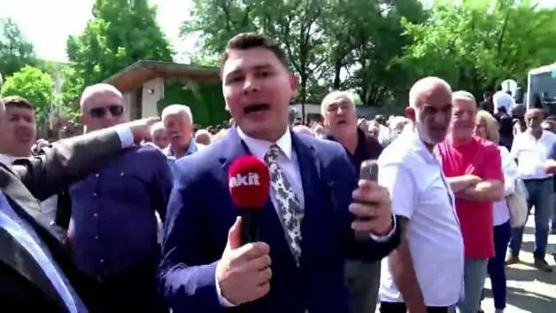 Özgür Özel'in destekçilerinden Akit TV muhabirine saldırı