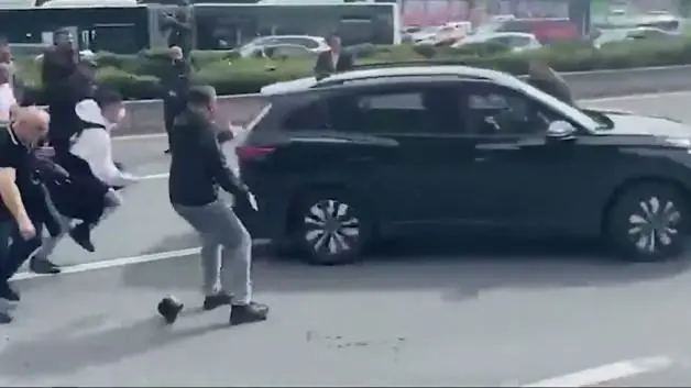 Özgür Özel'in Meclis'e yürüyüşü sırasında kalabalığa dalan araç kadını ezip kaçtı