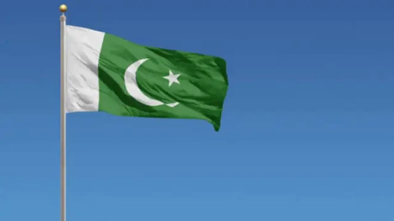 Pakistan'da facia! 3 katlı bina yerle bir oldu: Aynı aileden 11 ölü