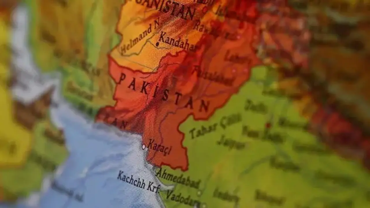 Pakistan'da karakola bombalı saldırı!