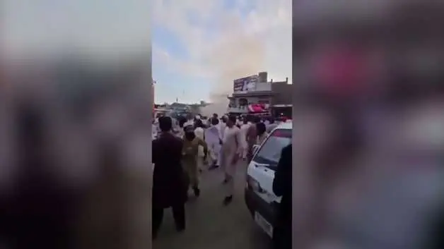 Pakistan'da polis karakolu önündeki patlamada 14 kişi hayatını kaybetti