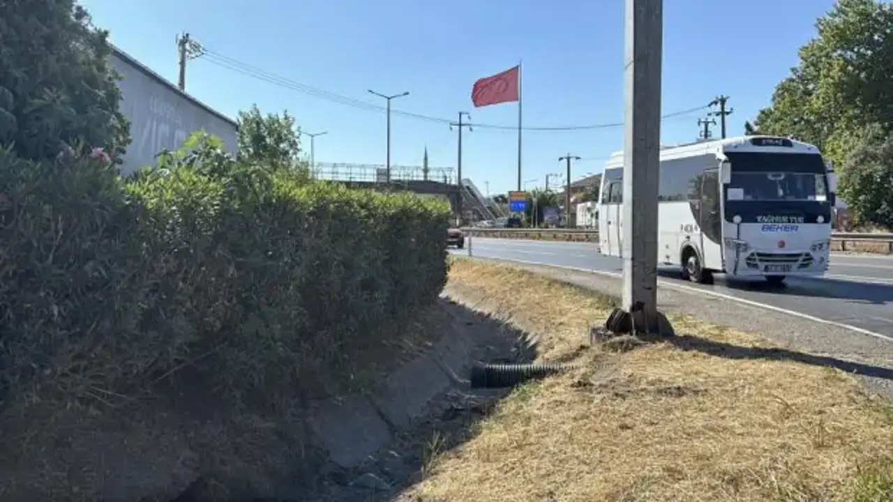 Panelvan yön tabelasına çarptı: 1 ölü, 2 yaralı