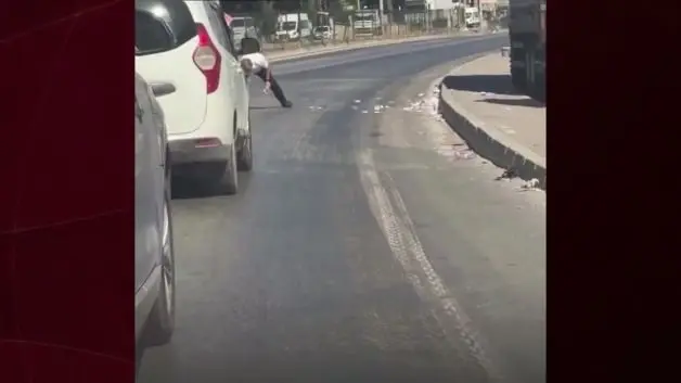 Para dolu çuval patlayınca trafikte ilginç anlar ortaya çıktı