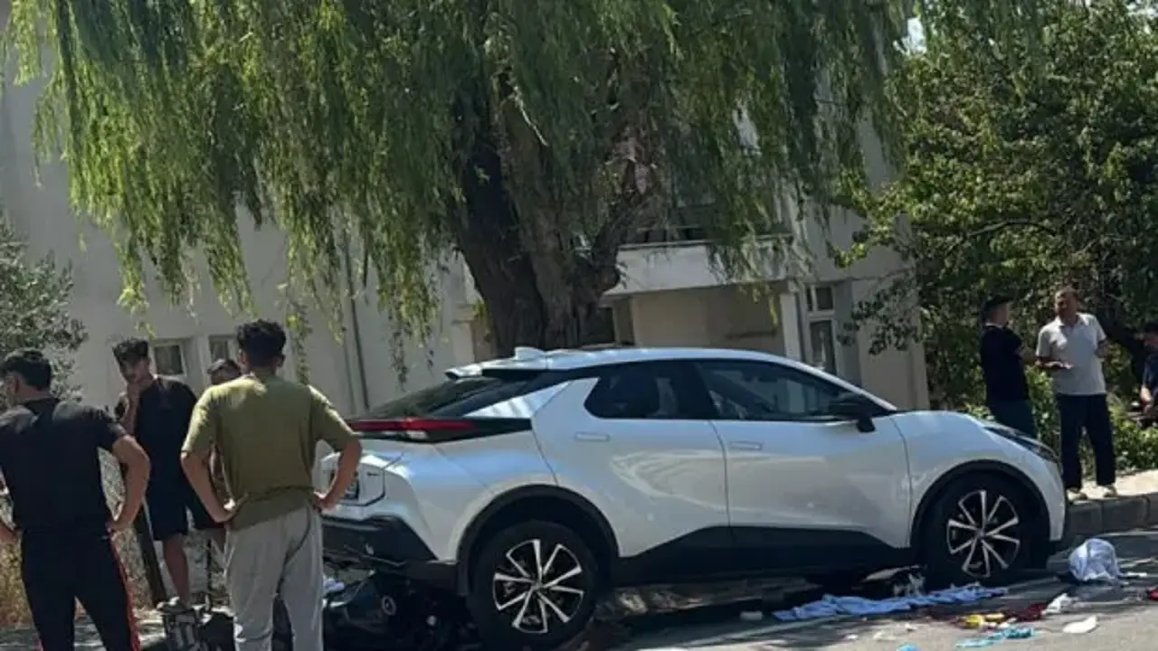 Park halindeki otomobile çarpan motosikletteki 2 kişi öldü