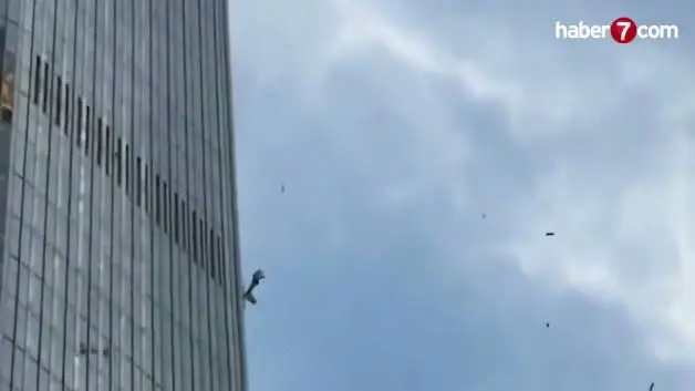 Pekin'in en yüksek gökdelenine küçük uçak çarptı