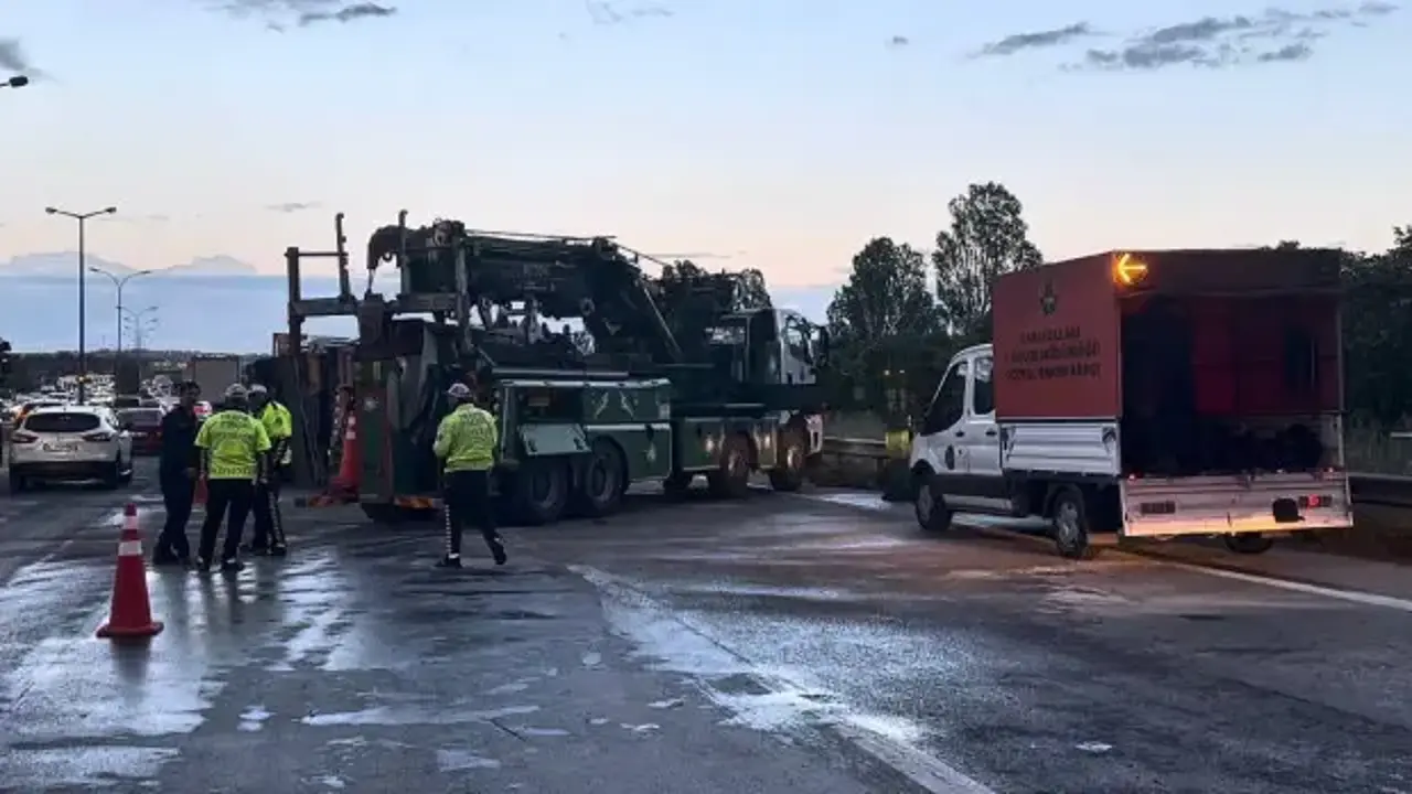 Pendik'te dorsesi devrilen TIR, kaldırma çalışmaları sırasında yan yattı