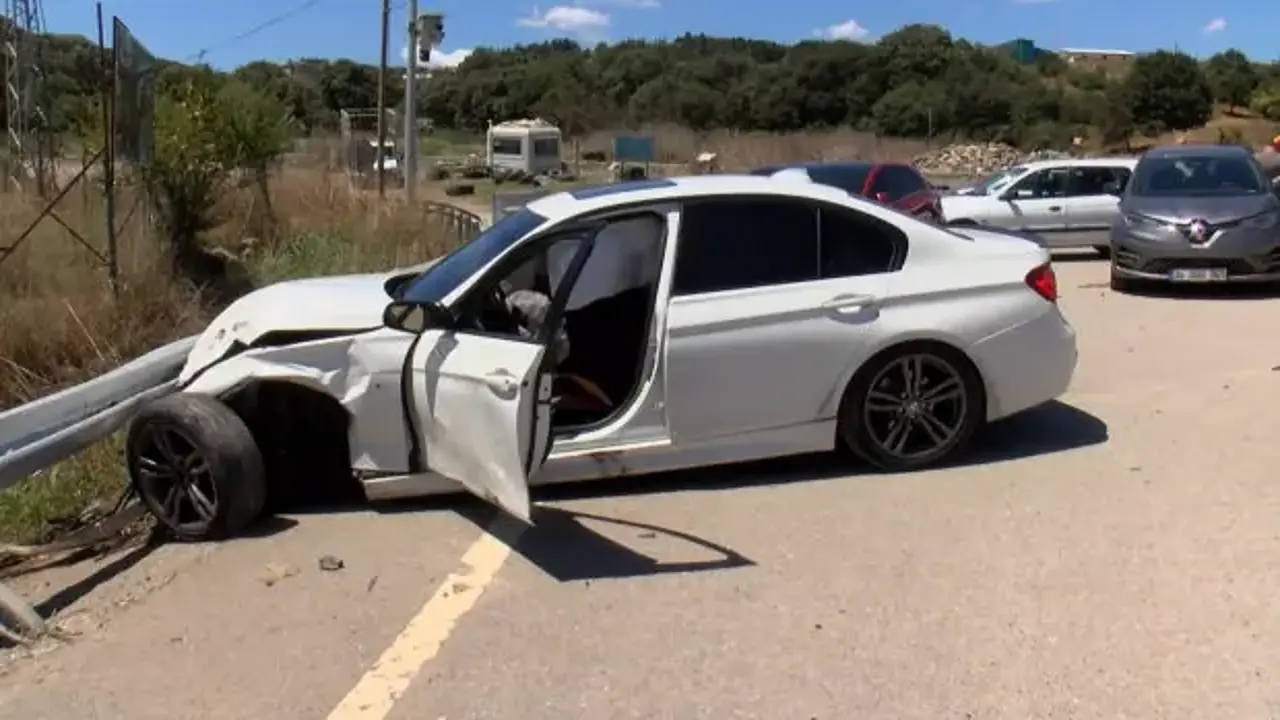 Pendik’te iki otomobilin karıştığı kazada 1'i çocuk 2 kişi yaralandı