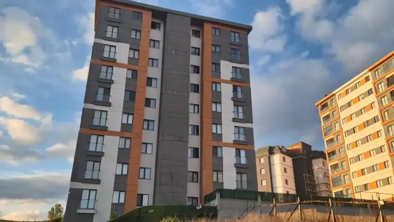 Pendik'te korku dolu anlar: 9 katlı bina tahliye edildi!