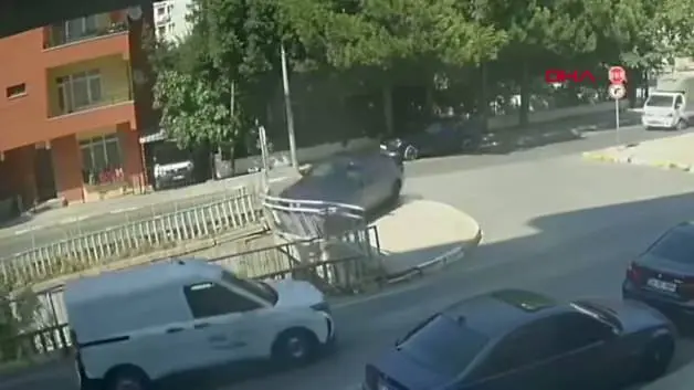Pendik'te otomobil dereye düştü; kaza kamerada