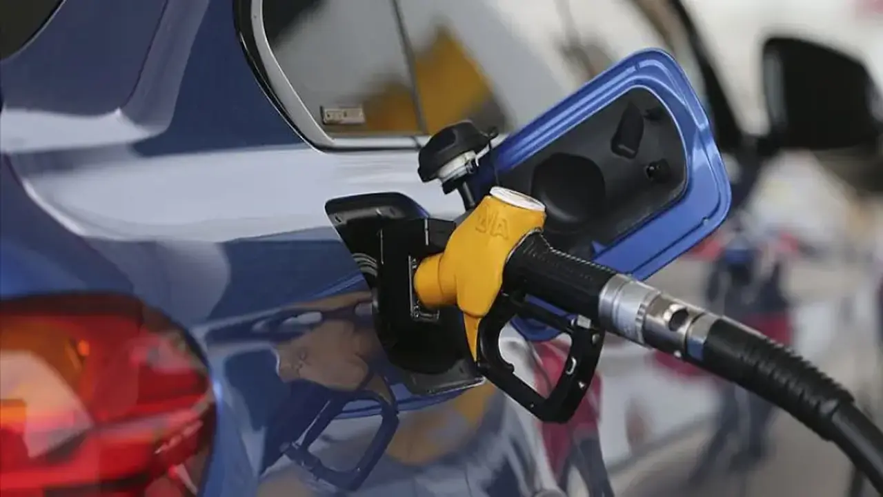 Petrol fiyatları geriledi: Beklenen indirim pompaya yansıdı