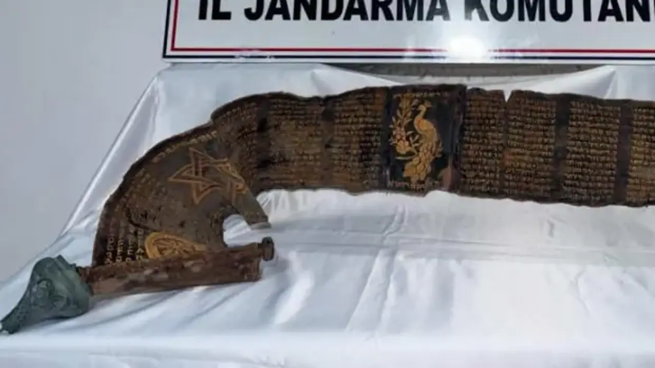 Piton derisine İbranice altın yazmalı kitap ele geçirildi