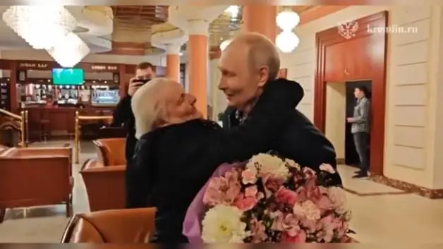 Putin, 88 yaşındaki eski öğretmeniyle buluştu! 