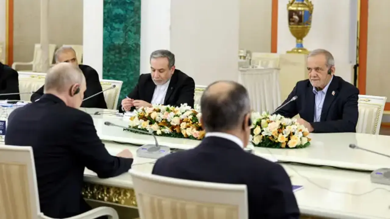 Putin ve Pezeşkiyan Moskova'da bir araya geldi