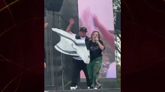 Rapçi Chelo Hop’tan Filistin’e destek: Konserde İsrail bayrağını çiğnedi