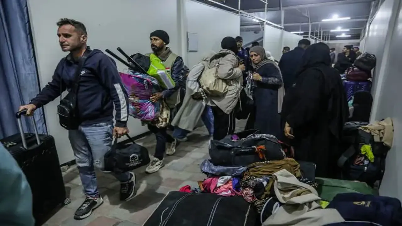 Refah Sınır Kapısı üzerinden Gazze'ye dönen bir grup Filistinli ailelerine kavuştu