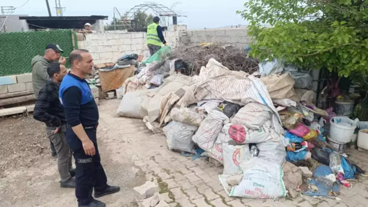 Reyhanlı'da bir evden 6 kamyon çöp çıkarıldı