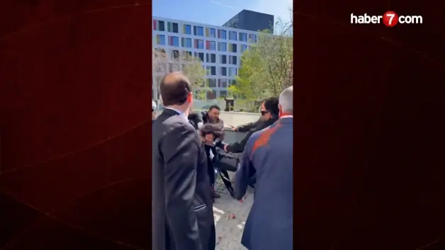 Rıza Pehlevi Berlin'de protestolarla karşılandı: Üzerine kırmızı sıvı atıldı!