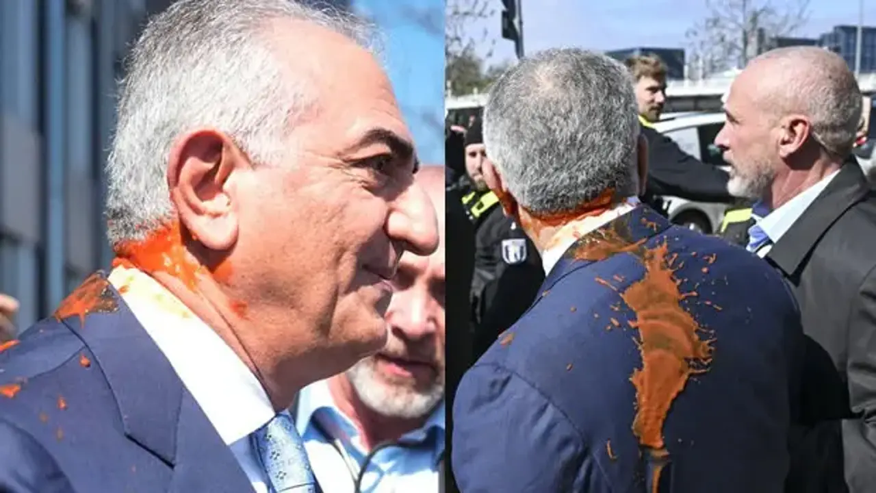 Rıza Pehlevi'ye kırmızı sıvı atıldı