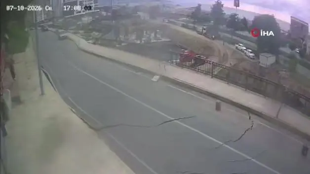 Rize’de yolun çökme anı güvenlik kamerasına yansıdı