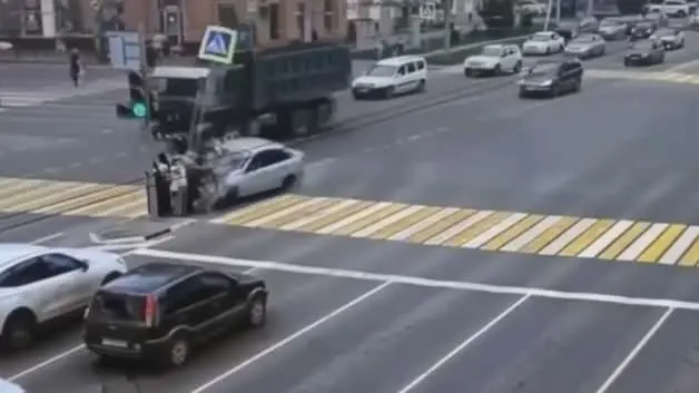 Rusya'da dehşet anları: Kontrolden çıkan araç ışıklardaki yayaları biçti