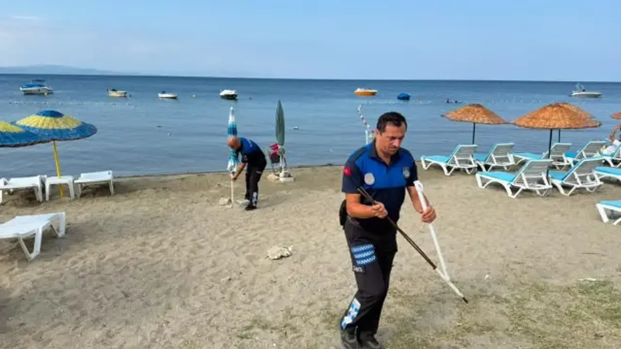 Sabitlenen şezlong ve şemsiyeler sahilden toplandı