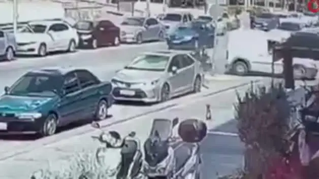 Sağ şeritten sola ani dönüş kazaya yol açtı: 2 polis memuru yaralandı