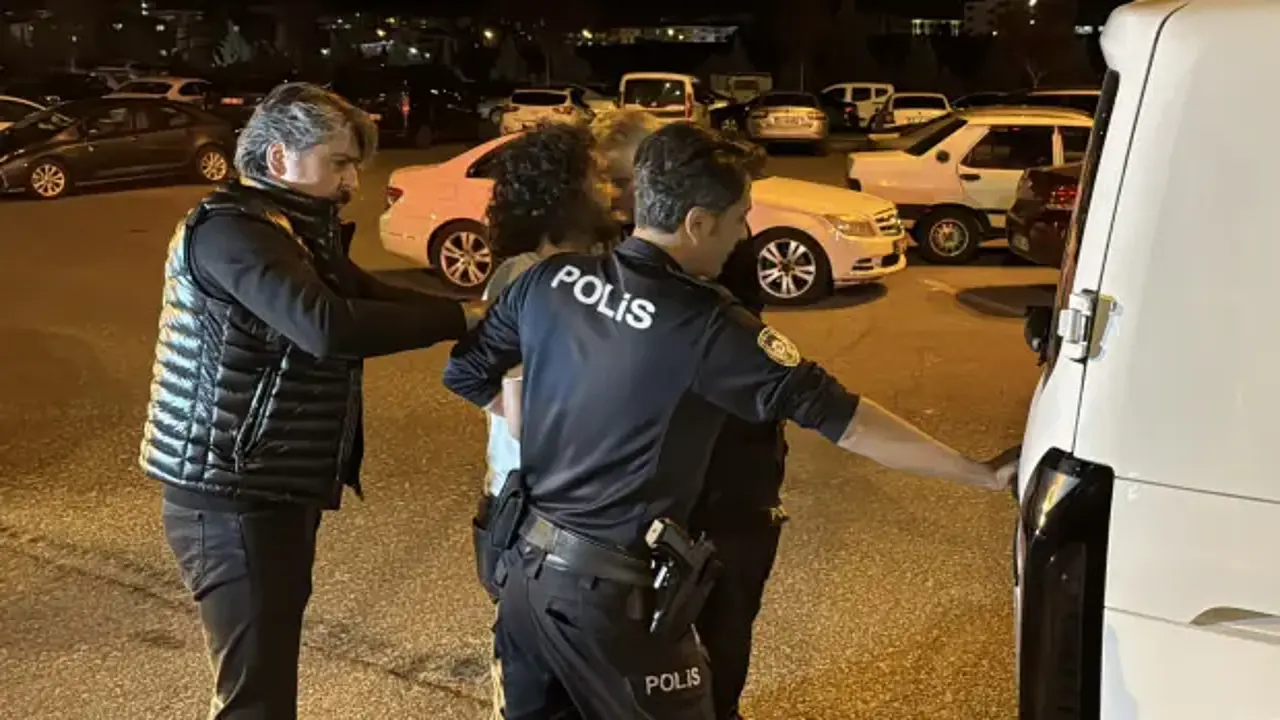 Sağlık ekipleri, kavga eden kardeşler tarafından balkona kilitlendi