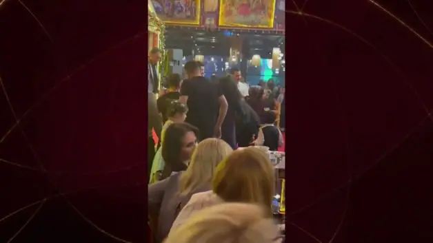 Sahnede rahatsızlanan Hakkı Bulut sedyeyle hastaneye kaldırıldı
