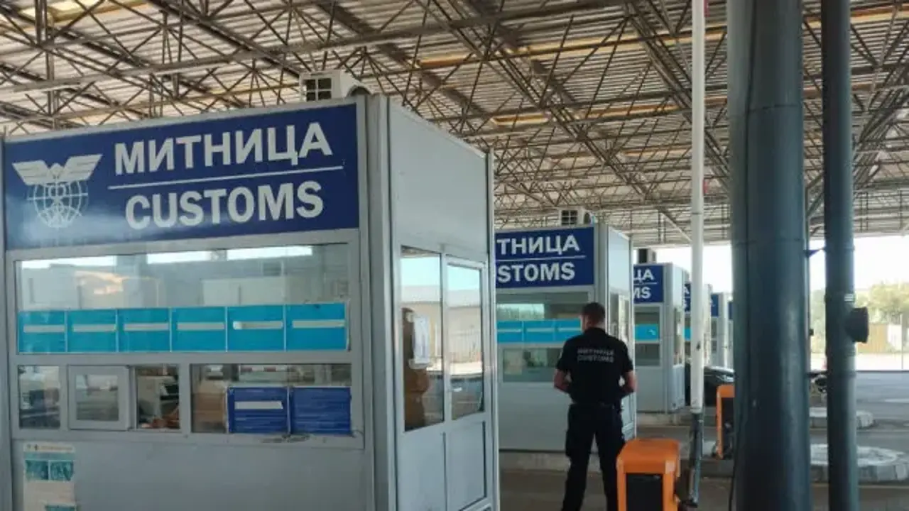 Sahte serveti ceketin astarına gizledi: Sınır kapısında yakalandı