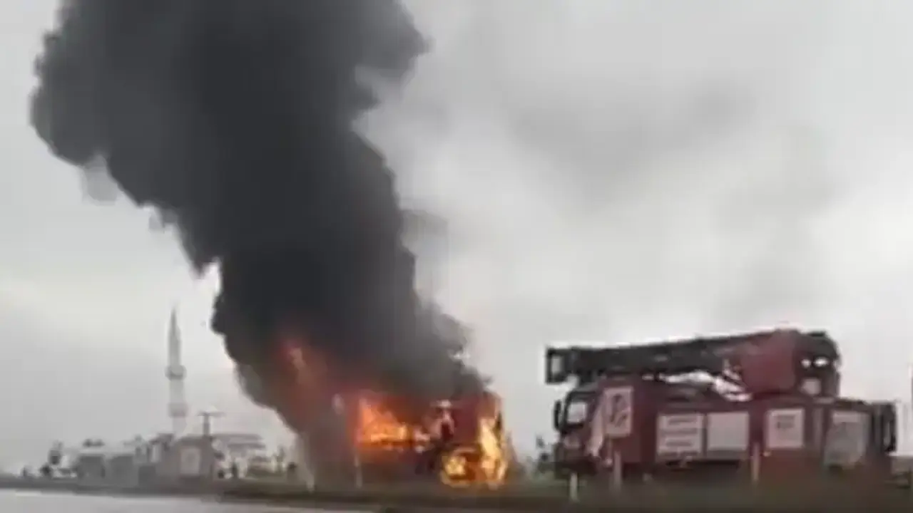 Sakarya'da bayram yolunda korkutan yangın: Yolcu otobüsü alev alev yandı