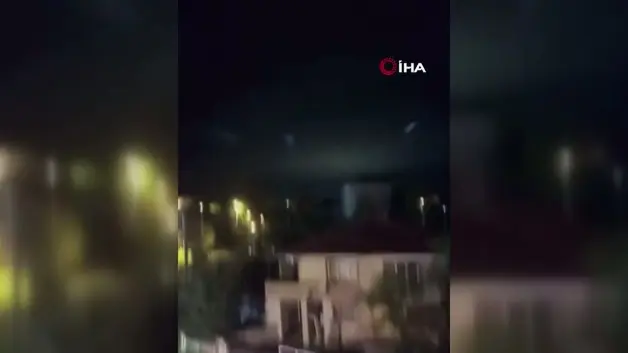 Sakarya’da gökyüzünde beliren ışıklar şaşkınlık yarattı